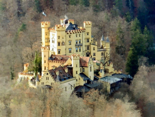 Zamek Hohenschwangau, w którym Ludwik ll Bawarski, spędził swoje dzieciństwo - widok z Neuschwanstein. Oba zamki są z ,,łabędziem" (Schwan) w nazwie - symbol herbu miejscowości Schwangau, w której się znajdują