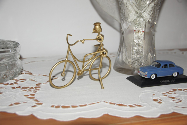 Rowerzyści - miniaturki zrobione z drutu, nakrętek i innych znajdujących się pod ręką materiałów.