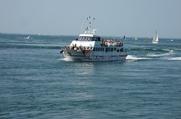 Statek wycieczkowy jakich wiele na Zatoce #Golf du #Morbihan