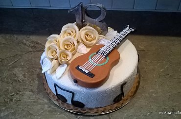 Tort z gitarą #gitara #tort z #gitarą #tort #okolicznościowy #urodzinowy #tort #tort na #osiemnastkę