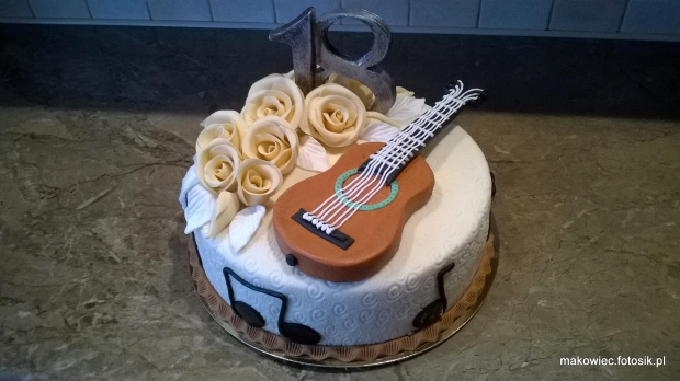 Tort z gitarą #gitara #tort z #gitarą #tort #okolicznościowy #urodzinowy #tort #tort na #osiemnastkę