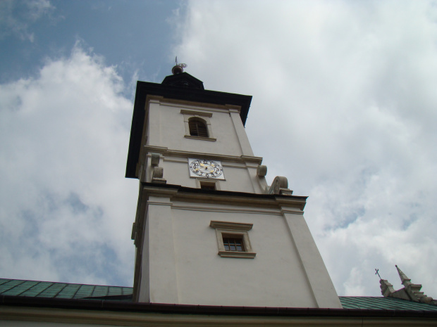 Wieża klasztorna z zegarem