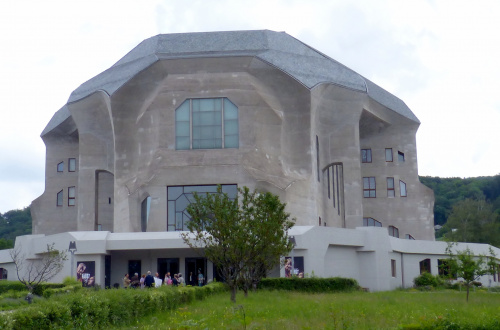 Goetheanum--momumentalna budowla "Siedziby Towarzystwa Antropozoficznego" w Dornach k. BazyleiNazwa nawiazuje do postaci Fausta Goethego
