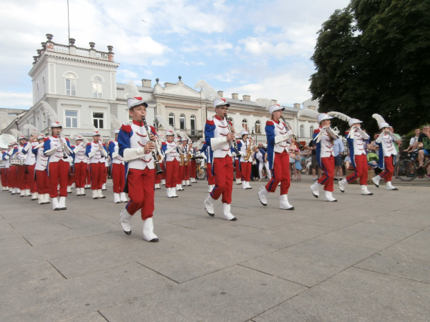 Musztra i koncert plenereowy na ulizy Żeromskiego w Radomiu. 18 czerwca 2016 r.. Tamburmajorka - Julia Rogala, dyrygent - Dariusz Krajewski