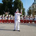 Musztra i koncert plenereowy na ulizy Żeromskiego w Radomiu. 18 czerwca 2016 r.. Tamburmajorka - Julia Rogala, dyrygent - Dariusz Krajewski