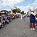 Musztra i koncert plenereowy na ulizy Żeromskiego w Radomiu. 18 czerwca 2016 r.. Tamburmajorka - Julia Rogala, dyrygent - Dariusz Krajewski