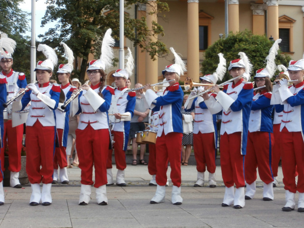 Musztra i koncert plenereowy na ulizy Żeromskiego w Radomiu. 18 czerwca 2016 r.. Tamburmajorka - Julia Rogala, dyrygent - Dariusz Krajewski