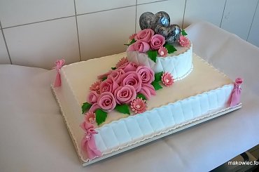Tort weselny z sercami #tort #weselny #tort #okazjonalny #tort na #specjalne #okazje #róże #kwiaty
