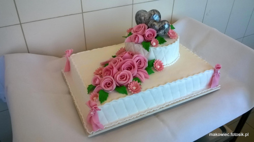 Tort weselny z sercami #tort #weselny #tort #okazjonalny #tort na #specjalne #okazje #róże #kwiaty