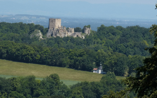 ruiny zamku Landskorn.od 1814 naleza do francji wczesniej nalezaly do Szwajcarii.datuje sie je od 1515r.
