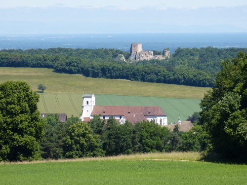 moj codzienny widok na ruiny zamku Landskorn i klasztor Mariastein