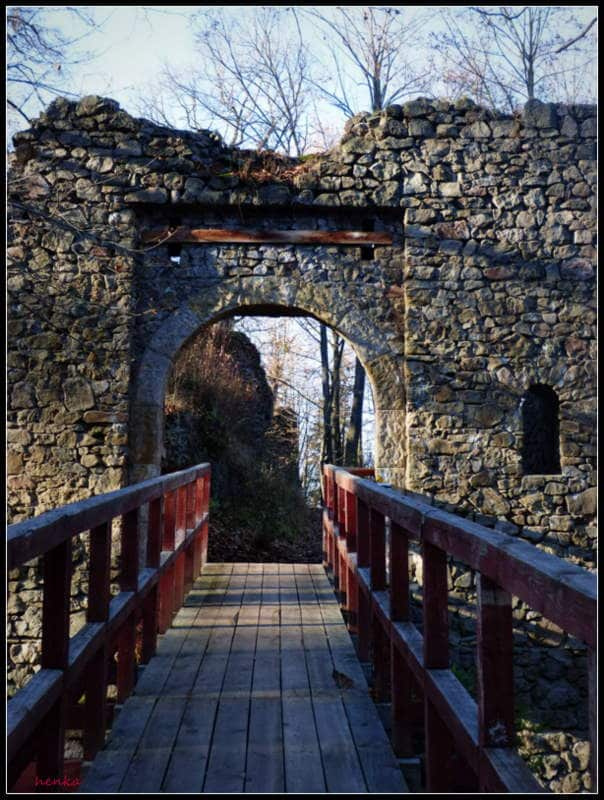 Most nad byłą fosą prowadzący do zamku Cisy