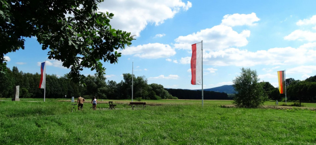 styk 3 granic.. czesc polska niewykoszona z potłuczonym szkłem, zrobilismy impreze po czeskiej stronie :)