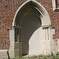 Boczne wejście do kościoła