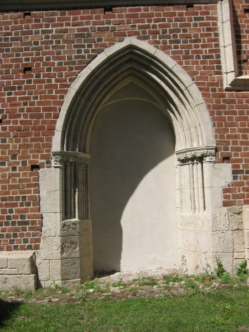 Boczne wejście do kościoła