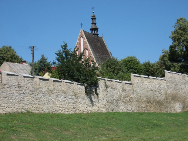 Widok kościoła ponad murami miasta