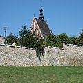 Widok kościoła ponad murami miasta