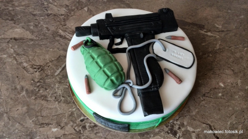 UZI dla Roberta #uzi #tort #pistolety #broń #karabin #maszynowy #tort #okazjonalny #tort #tort #dla #wojskowego #osiemnastka