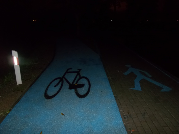 Świecąca na niebiesko droga rowerowa. Eksperyment ma 100 metrów długości