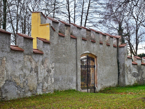 Zamek Possenhofen - Ruiny ogrodzenia od strony zamku