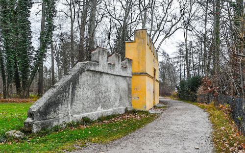 Zamek Possenhofen - Ruiny ogrodzenia od strony jeziora Starnberg
